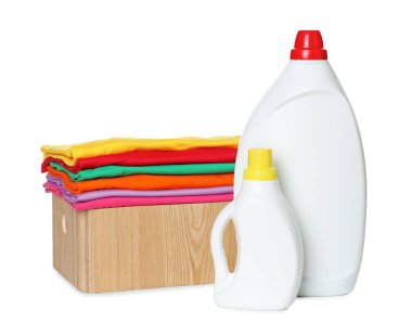 Çamaşır sepeti, temiz giysiler ve beyaza izole edilmiş deterjan şişeleri.