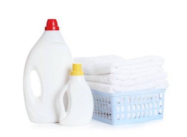 Çamaşır sepeti, yumuşak havlular ve beyaza izole edilmiş deterjan şişeleri.