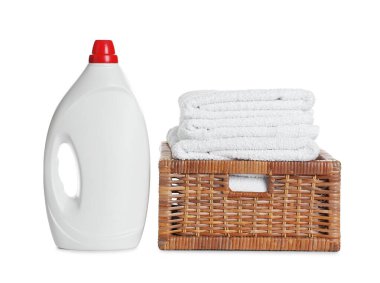 Çamaşır sepeti, yumuşak havlular ve beyaz üzerine izole edilmiş bir şişe deterjan.