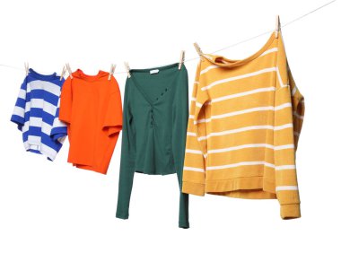 Çamaşır ipini beyaz arka planda tutarken farklı giysiler kuruyor