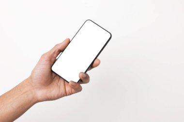 Arka planda boş ekranlı akıllı telefon tutan adam, yakın plan. Tasarım için model