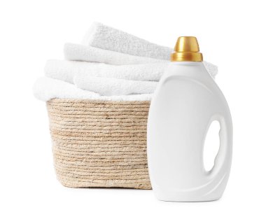 Çamaşır sepeti, havlular ve beyaza izole edilmiş bir şişe deterjan.