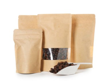 Beyaz kahve çekirdekli stand-up torbaları.