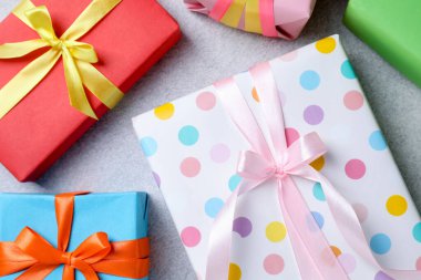 Gri masada güzel paketlenmiş hediyeler, düz uzanmış