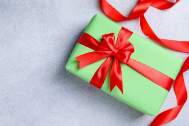 Üzerinde gri masa olan güzel bir hediye kutusu, üst manzara. Metin için boşluk