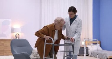 Huzurevinde Walker 'a yardım eden bakım işçisi.