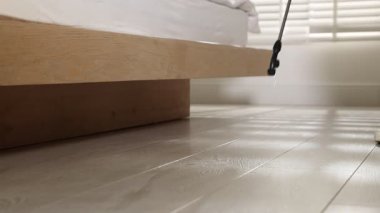 Böcek ilaçlama işçisi kapalı alanda böcek ilacı sıkıyor.