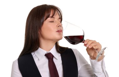 Profesyonel şarap garsonu beyaz arka planda kırmızı şarap tadıyor.