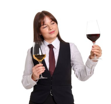 Beyaz arka planda şarap kadehleri olan profesyonel şarap garsonu.