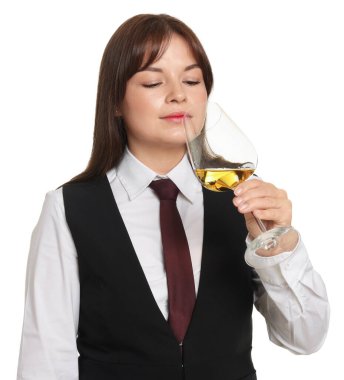 Profesyonel şarap garsonu beyaz arka planda şarap tadıyor.