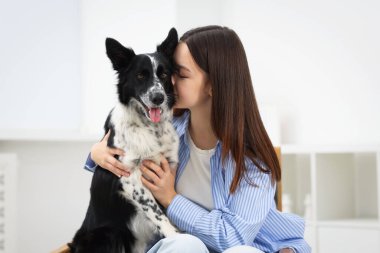 Evinde Collie köpeği olan bir kadın.