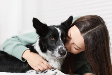 Evinde Collie köpeği olan bir kadın.