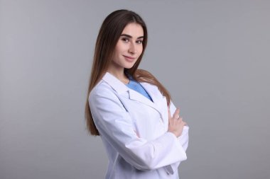 Gri arkaplanda tıbbi asistanın portresi