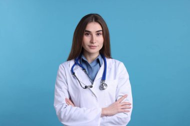 Açık mavi arkaplanda tıbbi asistanın portresi