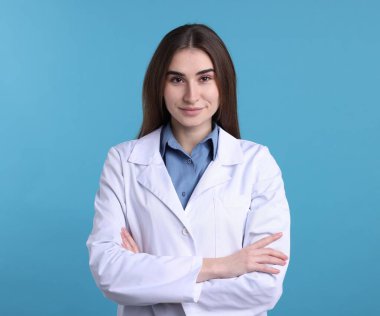 Açık mavi arkaplanda tıbbi asistanın portresi