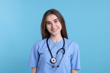 Açık mavi arkaplanda tıbbi asistanın portresi