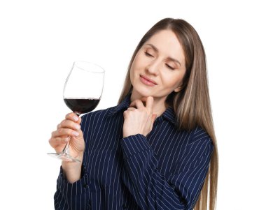 Beyaz arka planda kırmızı şarap kadehi olan profesyonel şarap garsonu.