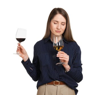 Profesyonel şarap garsonu beyaz arka planda şarap tadıyor.