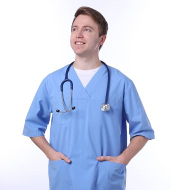 Beyaz arkaplanda tıbbi asistanın portresi