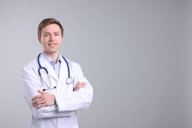 Gri arka planda tıbbi asistanın portresi. Metin için boşluk