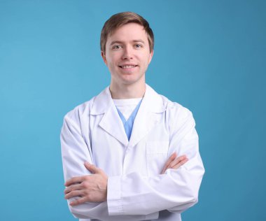 Açık mavi arkaplanda tıbbi asistanın portresi