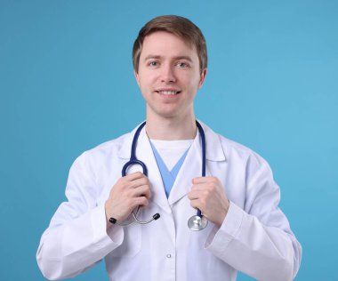 Açık mavi arkaplanda tıbbi asistanın portresi