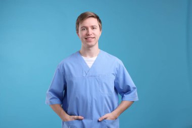 Açık mavi arkaplanda tıbbi asistanın portresi