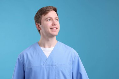 Açık mavi arkaplanda tıbbi asistanın portresi, metin için boşluk