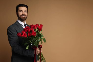 Sevgililer Günü. Bej arka planda gül buketi olan bir adam. Metin için boşluk