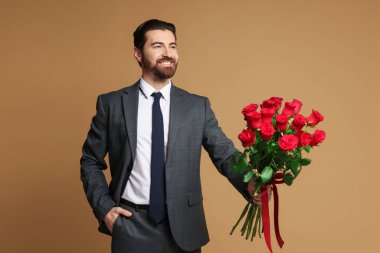 Sevgililer Günü. Bej arka planda gül demeti olan bir adam.