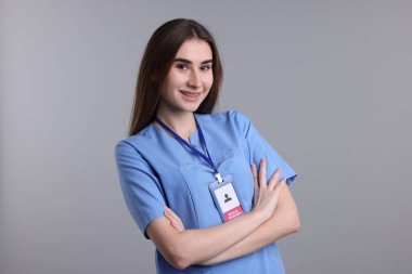 Gri arkaplanda tıbbi asistanın portresi