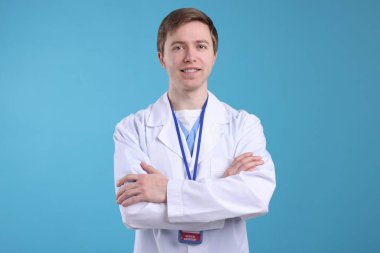 Açık mavi arkaplanda tıbbi asistanın portresi