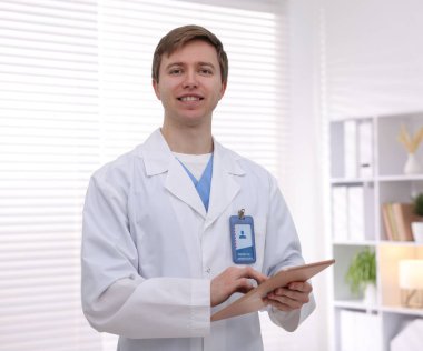 Klinikte tabletli tıbbi asistanın portresi