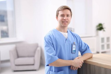 Klinikteki resepsiyonda tıbbi asistanın portresi