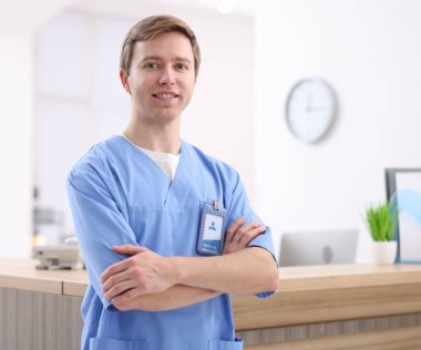 Klinikteki resepsiyonda tıbbi asistanın portresi