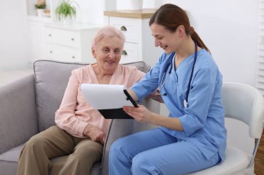 Bakıcı, huzurevindeki son sınıf kadınına iyi olup olmadığını soruyor.