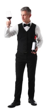 Beyaz arka planda kırmızı şarap ve şişe kadehi olan profesyonel şarap garsonu.