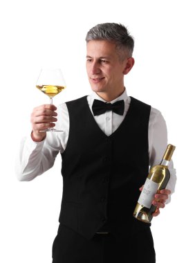 Beyaz arka planda şarap ve şişe kadehi olan profesyonel şarap garsonu.
