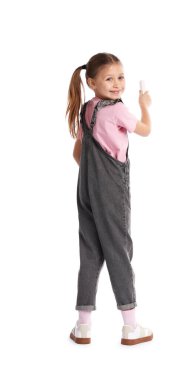 Beyaz arkaplanda tebeşirli bir şey çizen çocuk