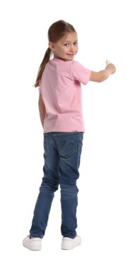 Beyaz arkaplanda tebeşirli bir şey çizen çocuk