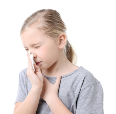 Beyaz arka planda burnu akan küçük bir kız. Soğuk Semptom