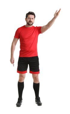 Beyaz arka planda ıslık çalan üniformalı hakem