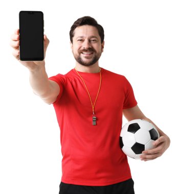 Beyaz arka planda akıllı telefon ve futbol topu olan hakem