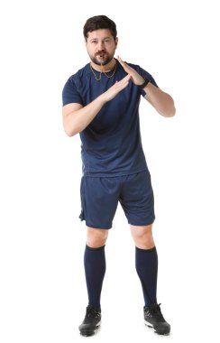 Hakem mola veriyor ve beyaz arka planda düdük çalıyor.