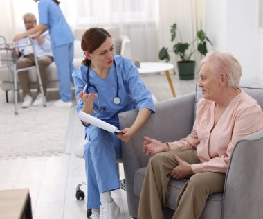 Bakıcı, huzurevindeki son sınıf kadınına iyi olup olmadığını soruyor.