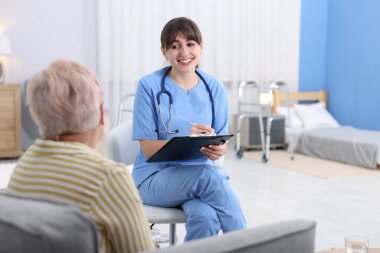 Bakıcı, huzurevindeki son sınıf kadınına iyi olup olmadığını soruyor.