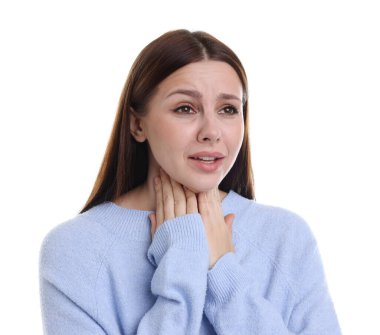 Beyaz arka planda boğaz ağrısı çeken bir kadın. Soğuk Semptom