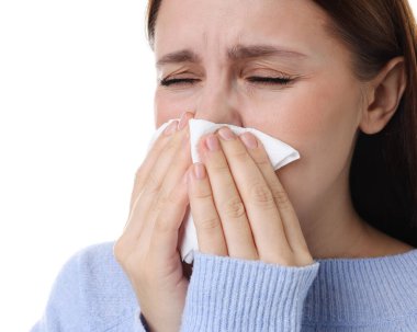 Beyaz arka planda burnu akan bir kadın, yakın plan. Soğuk Semptom