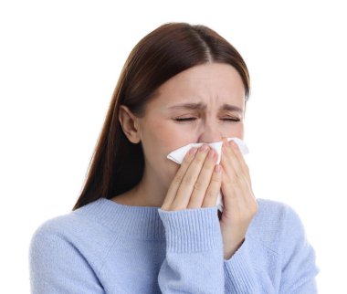 Beyaz arka planda burnu akan bir kadın. Soğuk Semptom