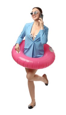 Şişme yüzüklü bir ofis çalışanı beyaz arka planda telefonla konuşuyor.